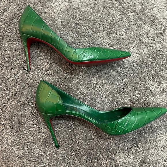 Christian Louboutin Green Size 7 women’s pumps. Sexy and Classy statement piece. - Picture 6 of 6